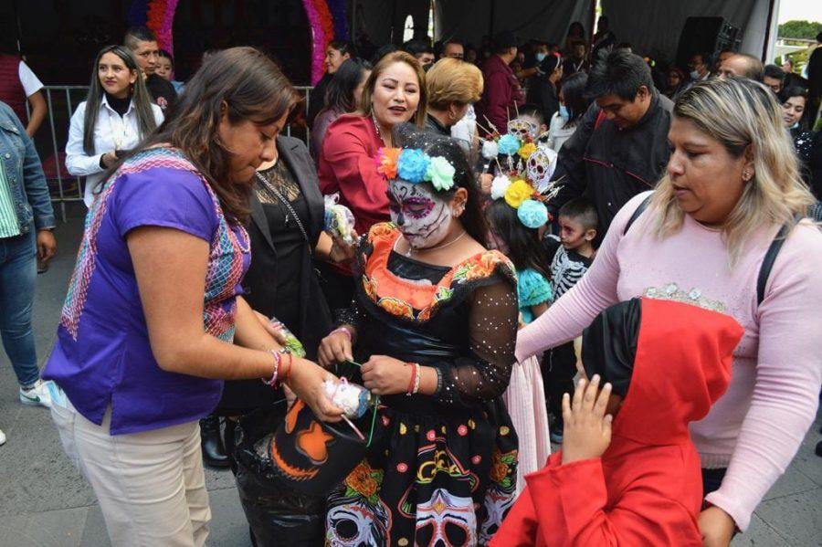 1667398051 Ninos y ninas reciben su tradicional calaverita del Gobierno de