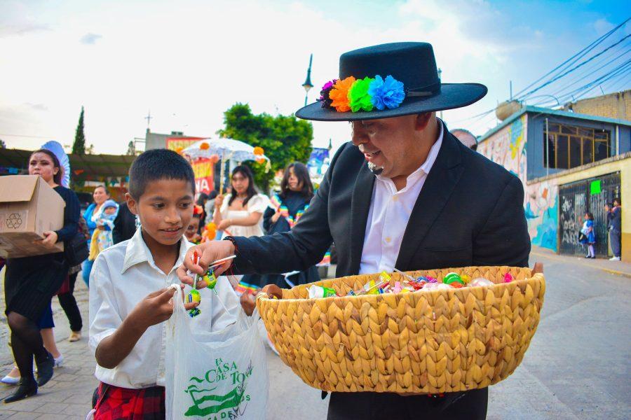 1667398427 175 Galeria Desfile Municipal Caminata de las Almas con nuestro presidente