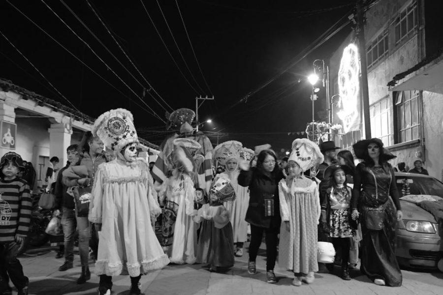 1667515042 Muchos otzolotepenses realizan el trayecto Camino al Mictlan al cerrar