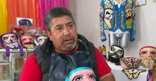 1667599711 Este hombre crea mascaras de canutillo y trajes de charro