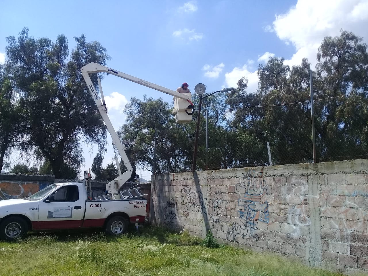 1667671406 293 Realizamos la limpieza y mantenimiento de la cancha de futbol