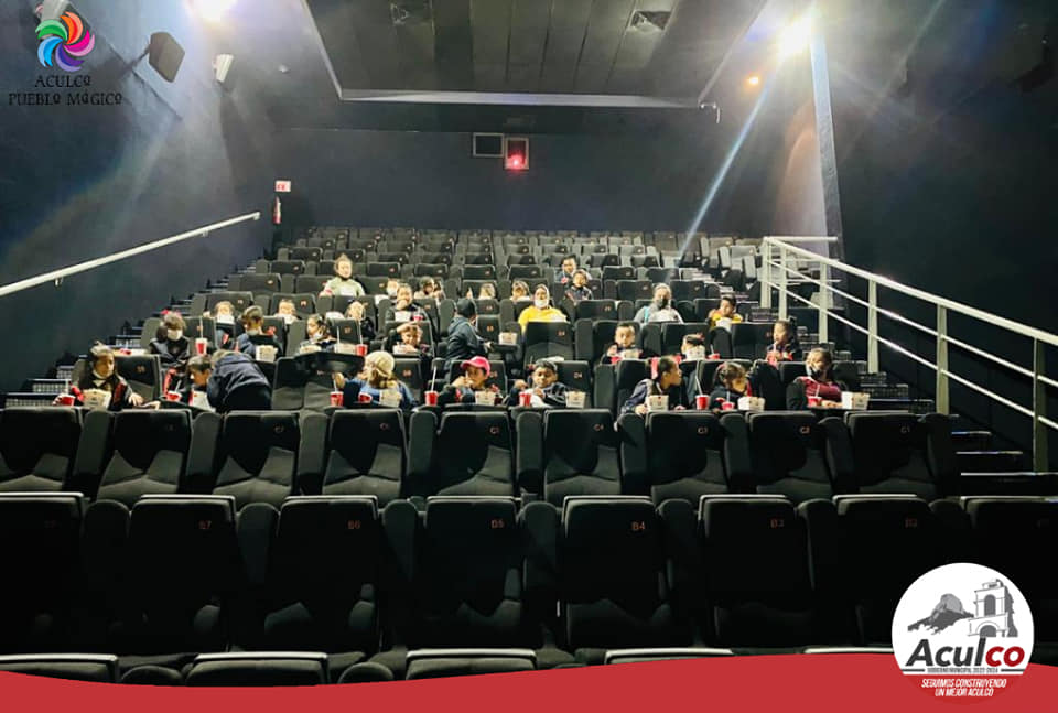 1668023075 Con la finalidad de promover la convivencia acudimos al cine