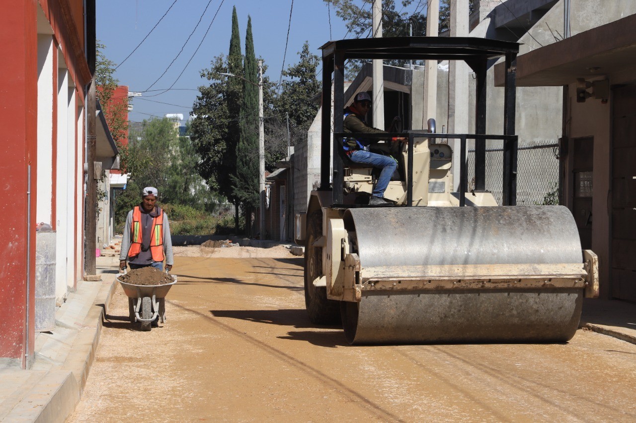 1668276593 195 Continuamos avanzando en los trabajos de pavimentacion en la calle