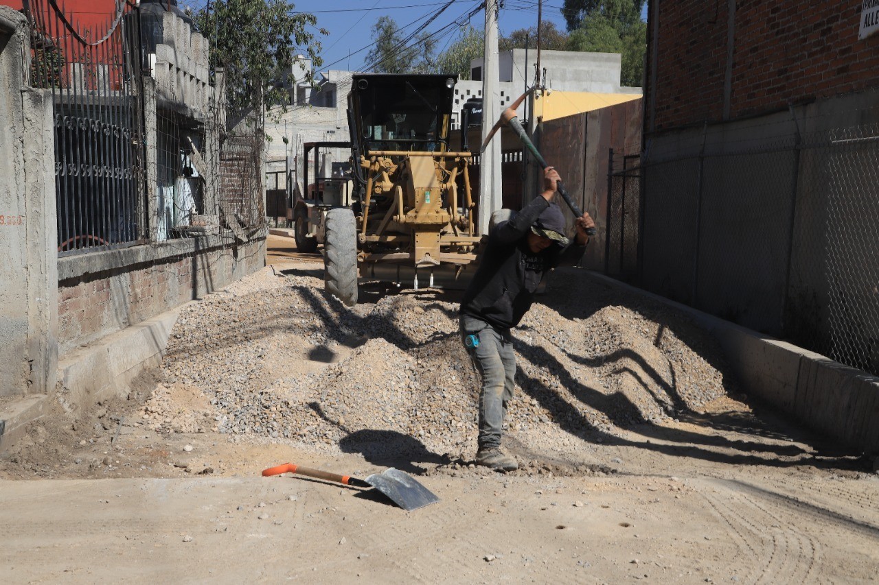 1668276593 398 Continuamos avanzando en los trabajos de pavimentacion en la calle