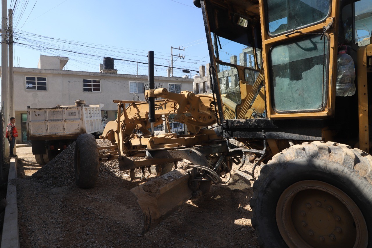 1668276593 683 Continuamos avanzando en los trabajos de pavimentacion en la calle