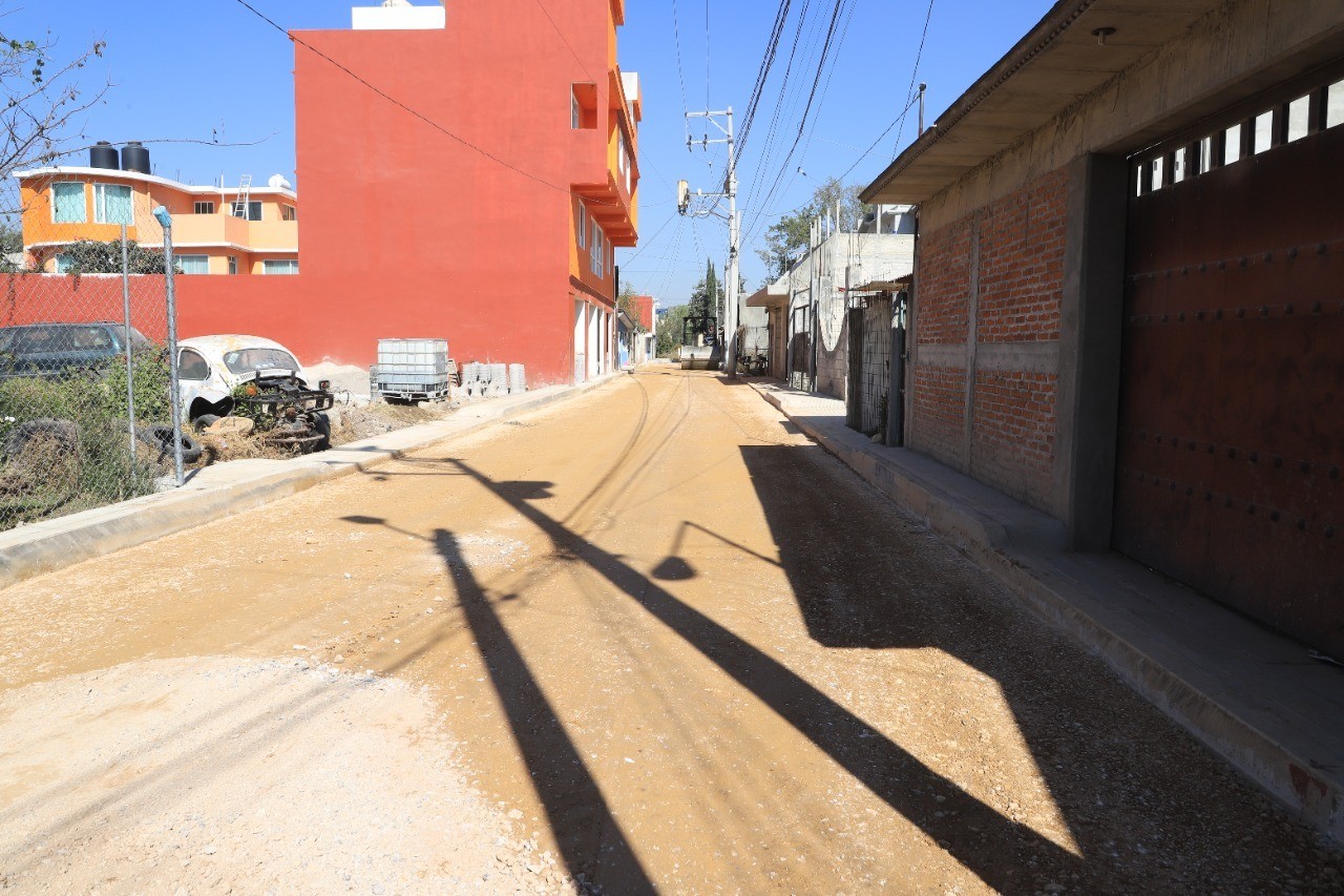 1668276603 Continuamos avanzando en los trabajos de pavimentacion en la calle