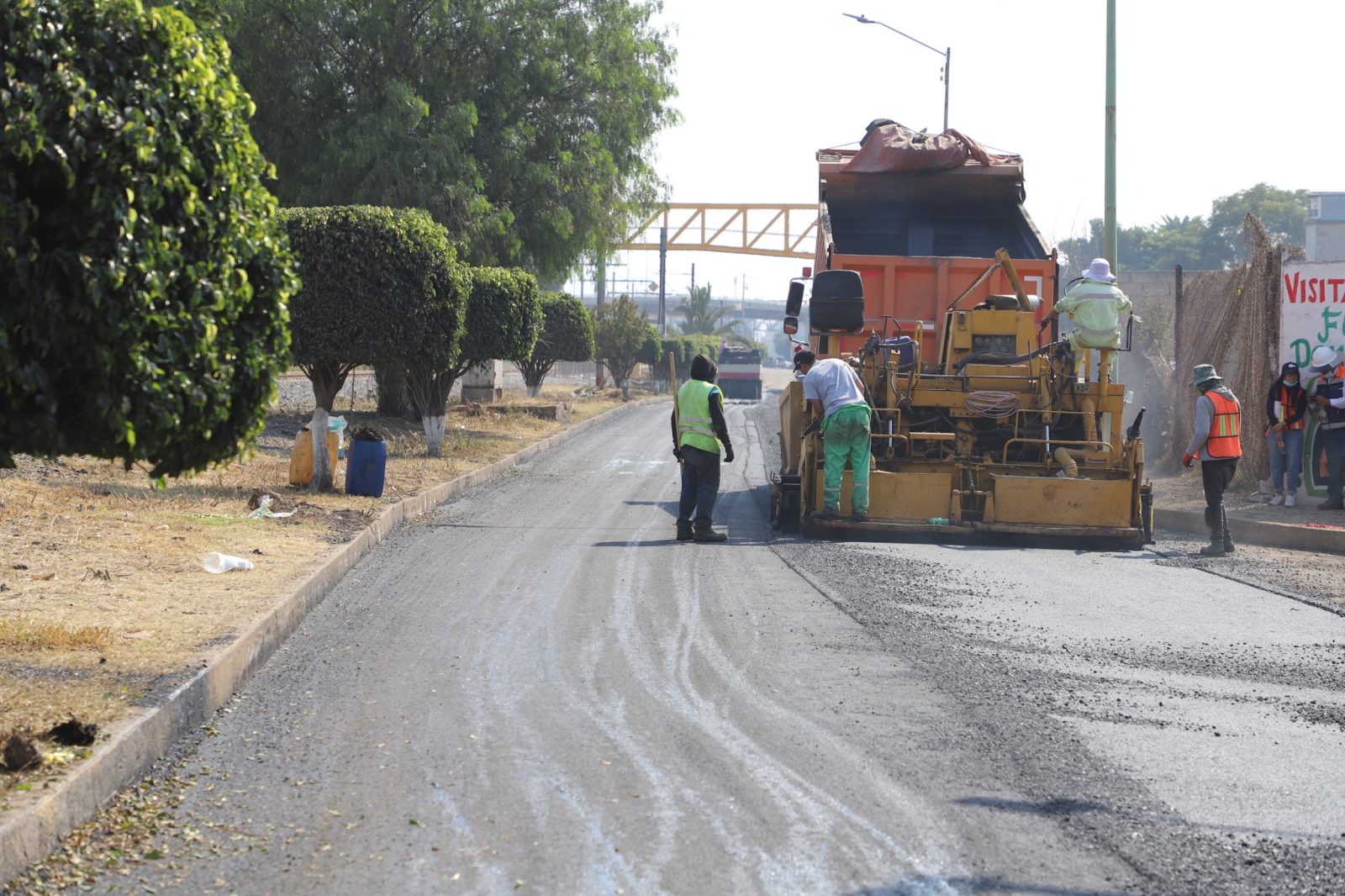 1668292788 Continuamos avanzando con la repavimentacion de la calle Ferronales Oriente