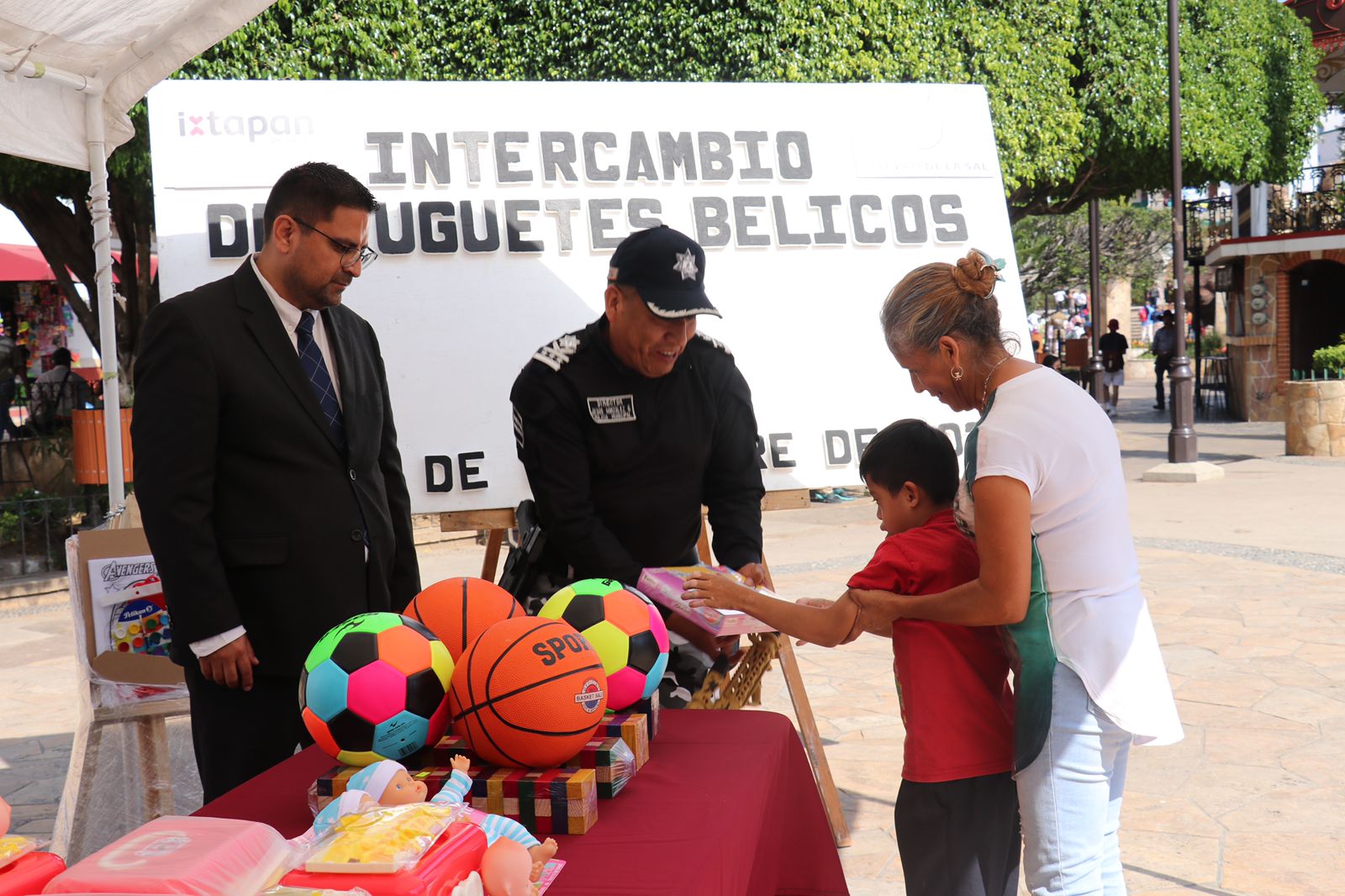 1668457930 13 En estos momentos se esta realizando el Intercambio de juguetes