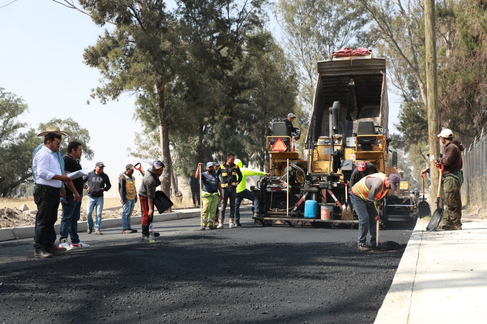 1668459768 472 ObrasPublicas Continuamos trabajando en la pavimentacion de la calle