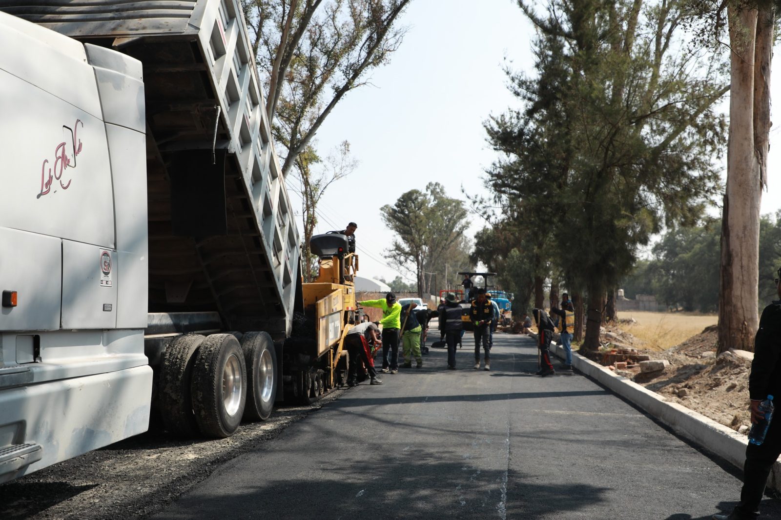 1668459768 579 ObrasPublicas Continuamos trabajando en la pavimentacion de la calle