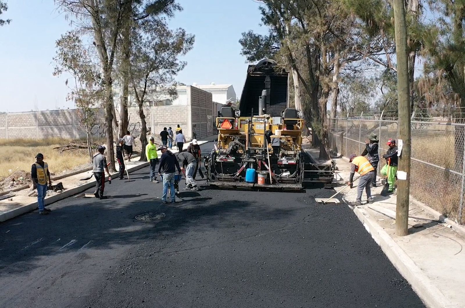 1668459768 792 ObrasPublicas Continuamos trabajando en la pavimentacion de la calle