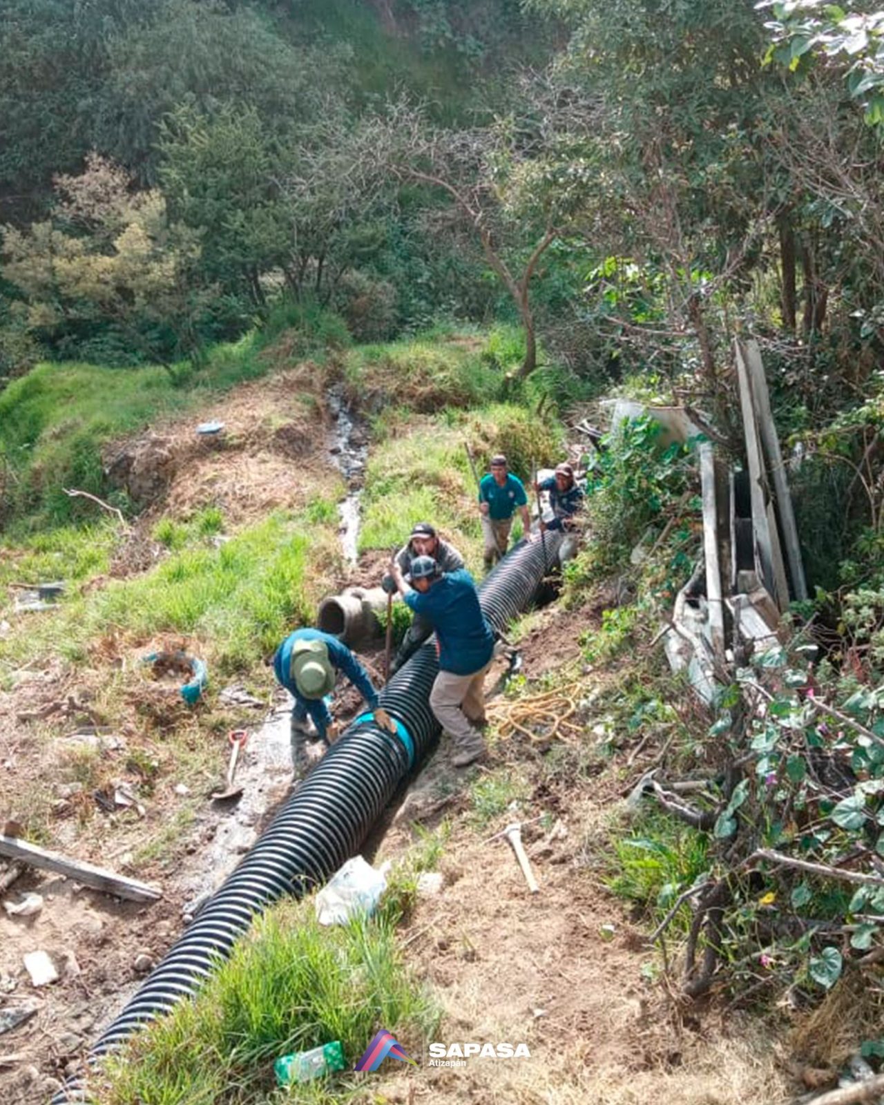 1668518025 Personal de SAPASA acude a colocar el primer tramo de