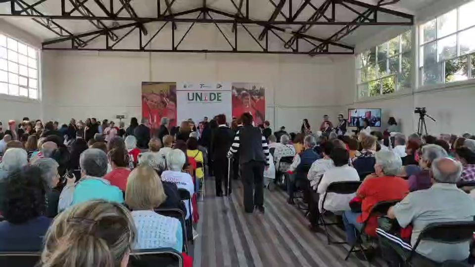 1668522849 EnVivo Acompananos en la entrega de sudaderas para alumnos de