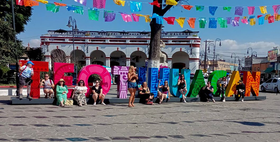 1668523024 Las letras monumentales instaladas en la Plaza Juarez cumpliendo con