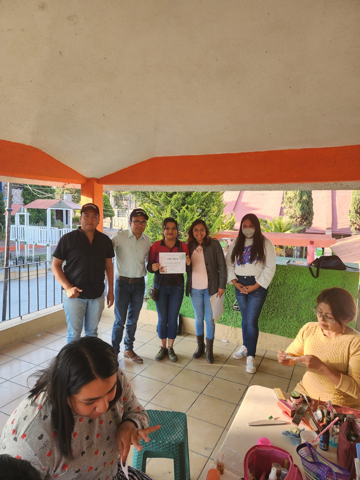 1668526018 156 La Coordinacion Municipal de la Juventudhizo entrega de constancias a