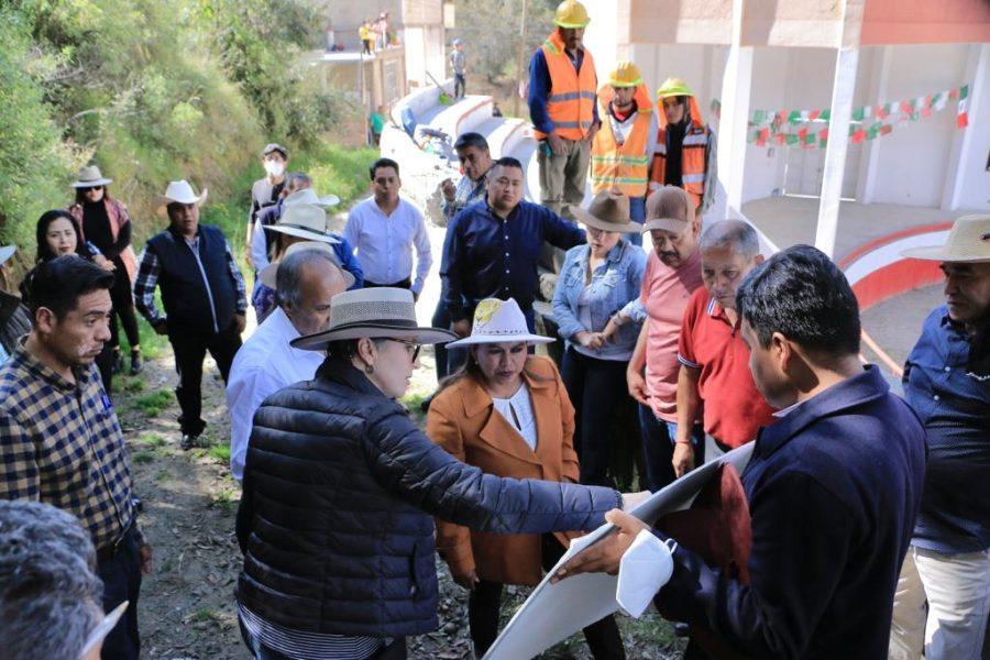 1668610473 464 Iniciamos construccion del portico de acceso y barda en el