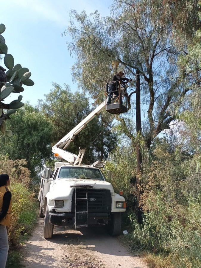 1668635123 Personal de la Direccion de Alumbrado Publico de Otumba realizo