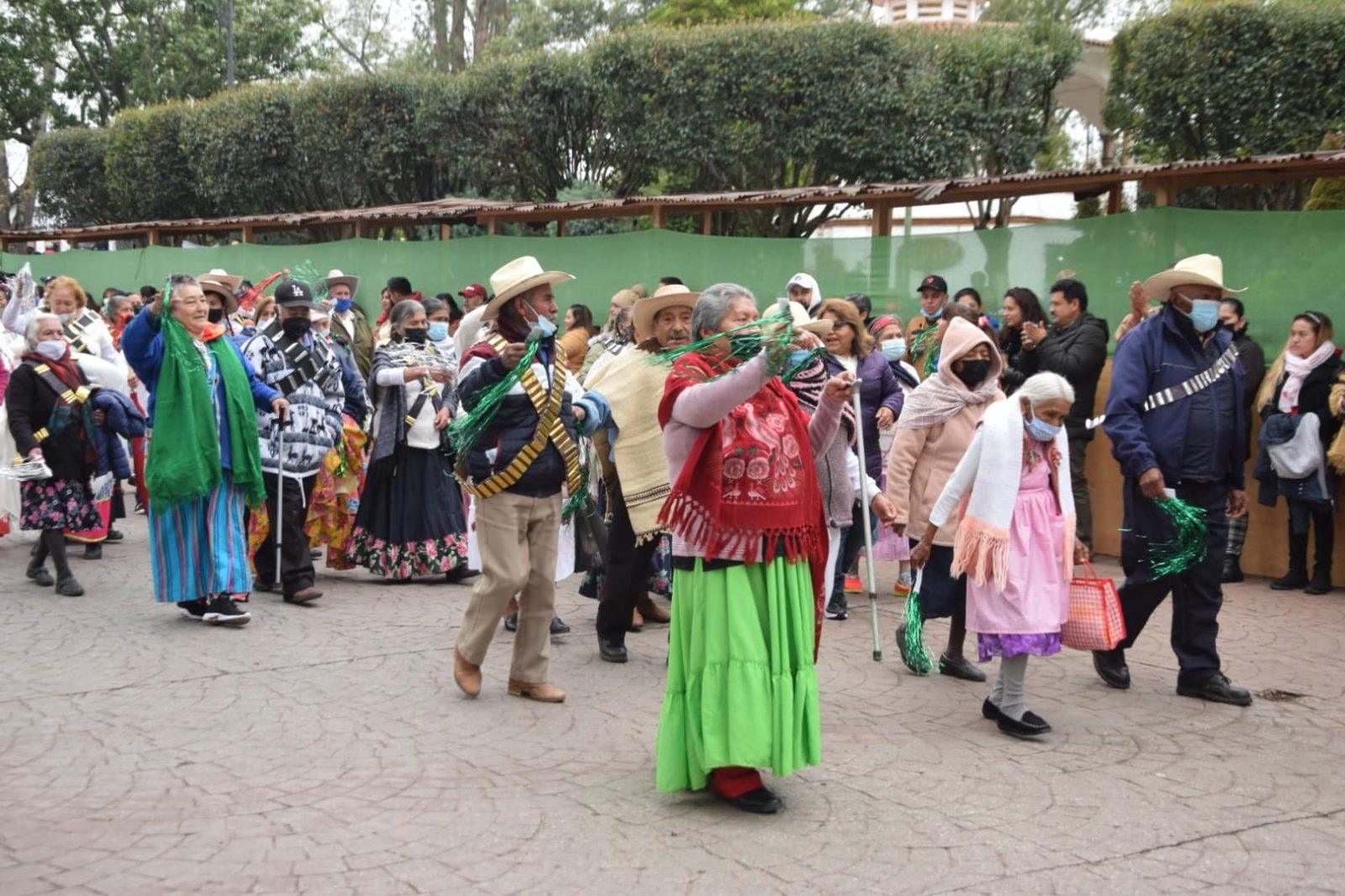 1669039595 El Alcalde Andri G Correa Rodriguez en compania de su