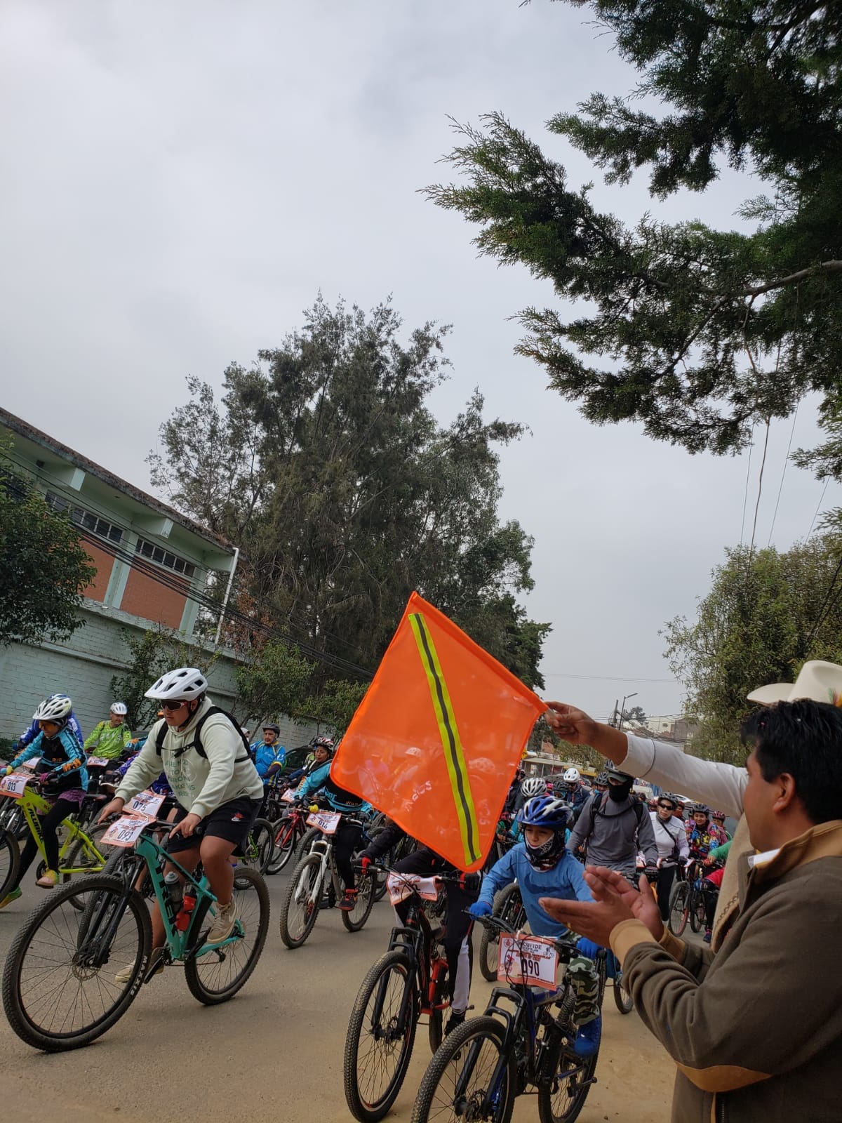 1669041925 15 Iniciando la carrera ciclista familiar