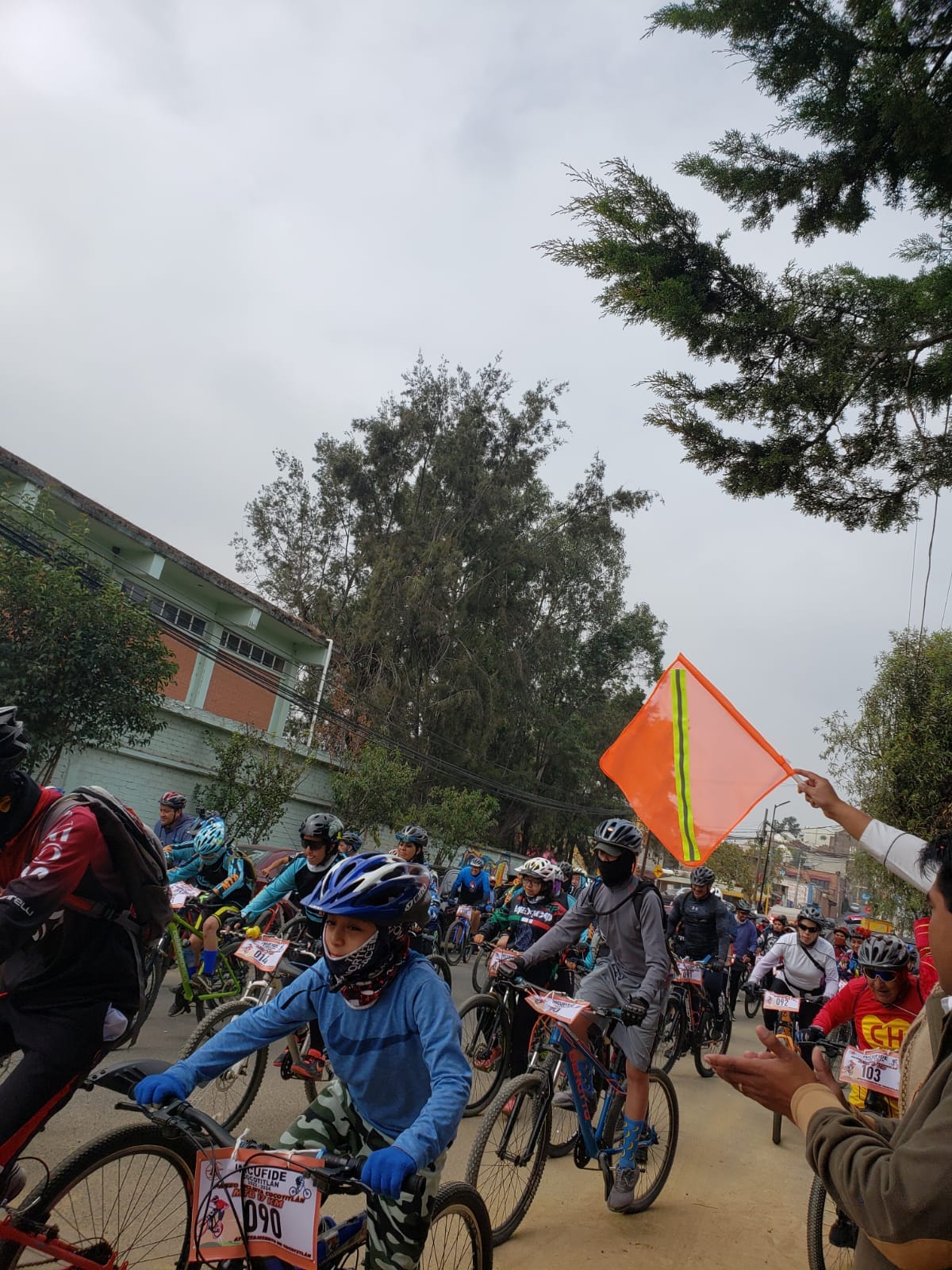 1669041942 Iniciando la carrera ciclista familiar