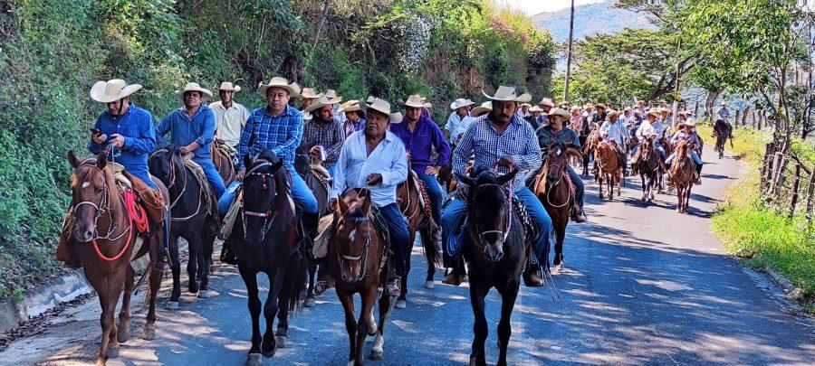 1669159645 76 Ante la presencia de cientos de caballerangos el Presidente Municipal