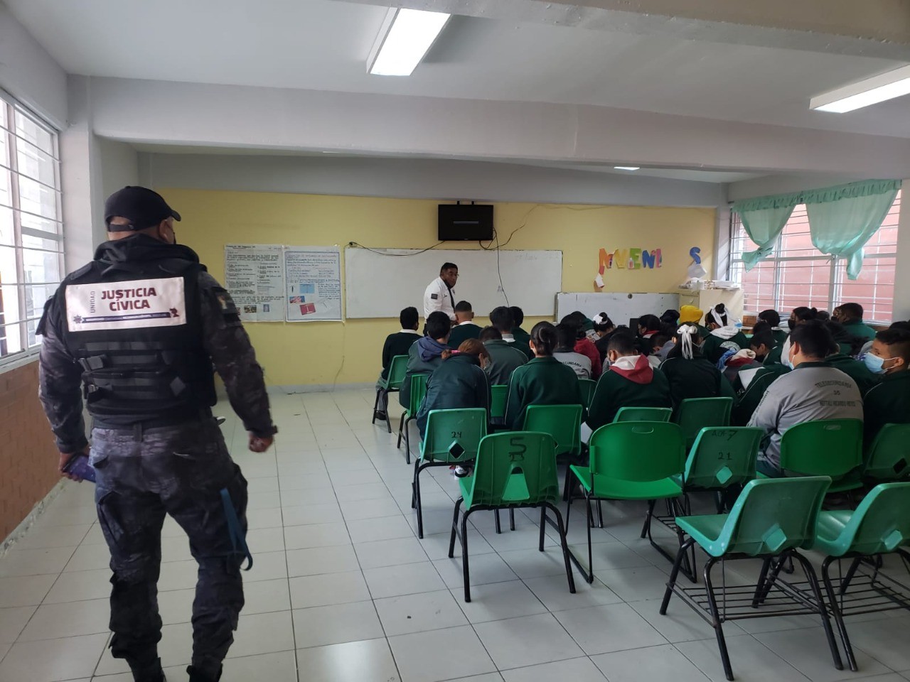 1669242434 91 PlaticasPreventivas Elementos de la Policia de Nezahualcoyotl visitan escue