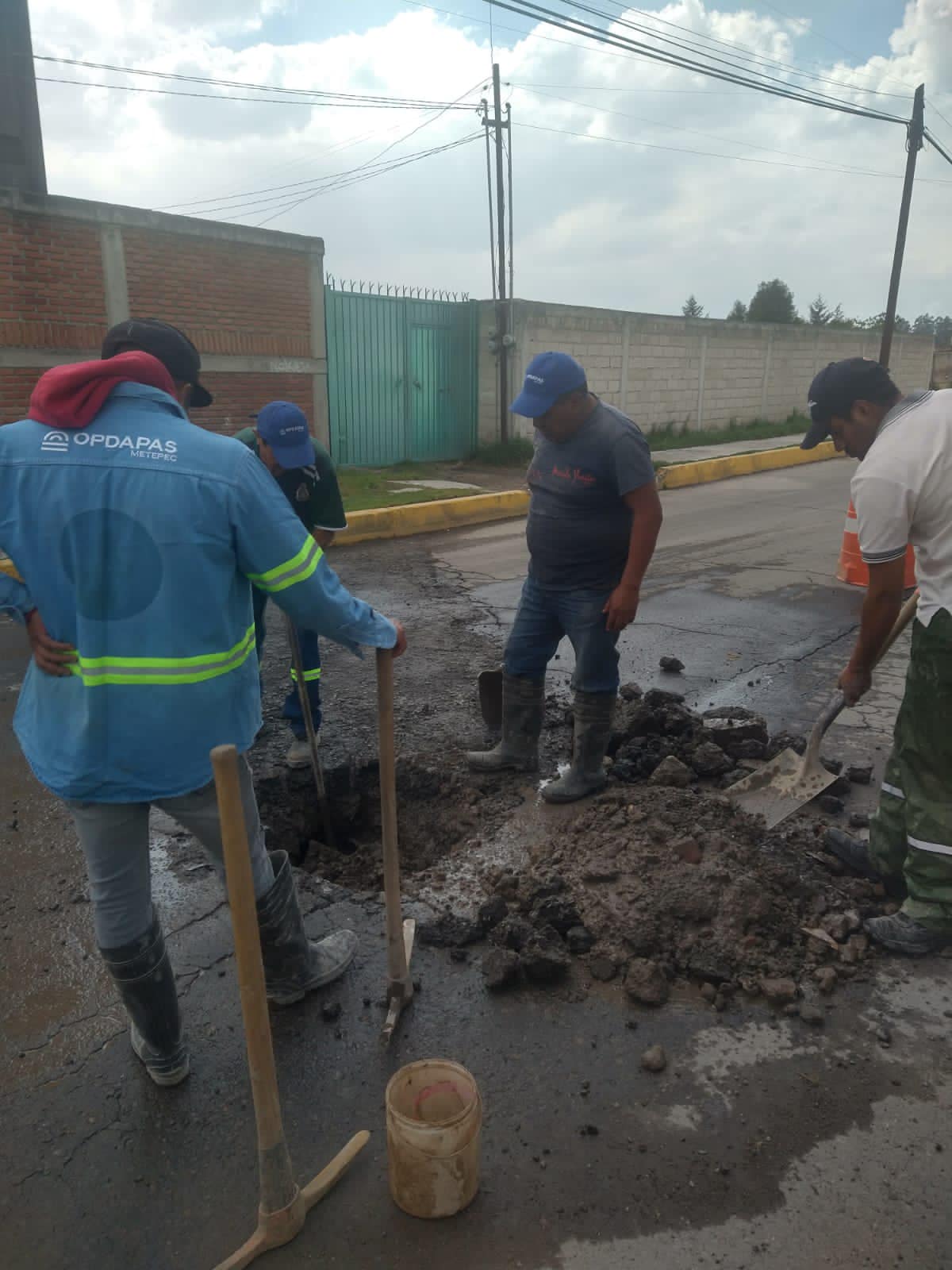 1669242570 292 Damos atencion inmediata al desperdicio de agua en la via