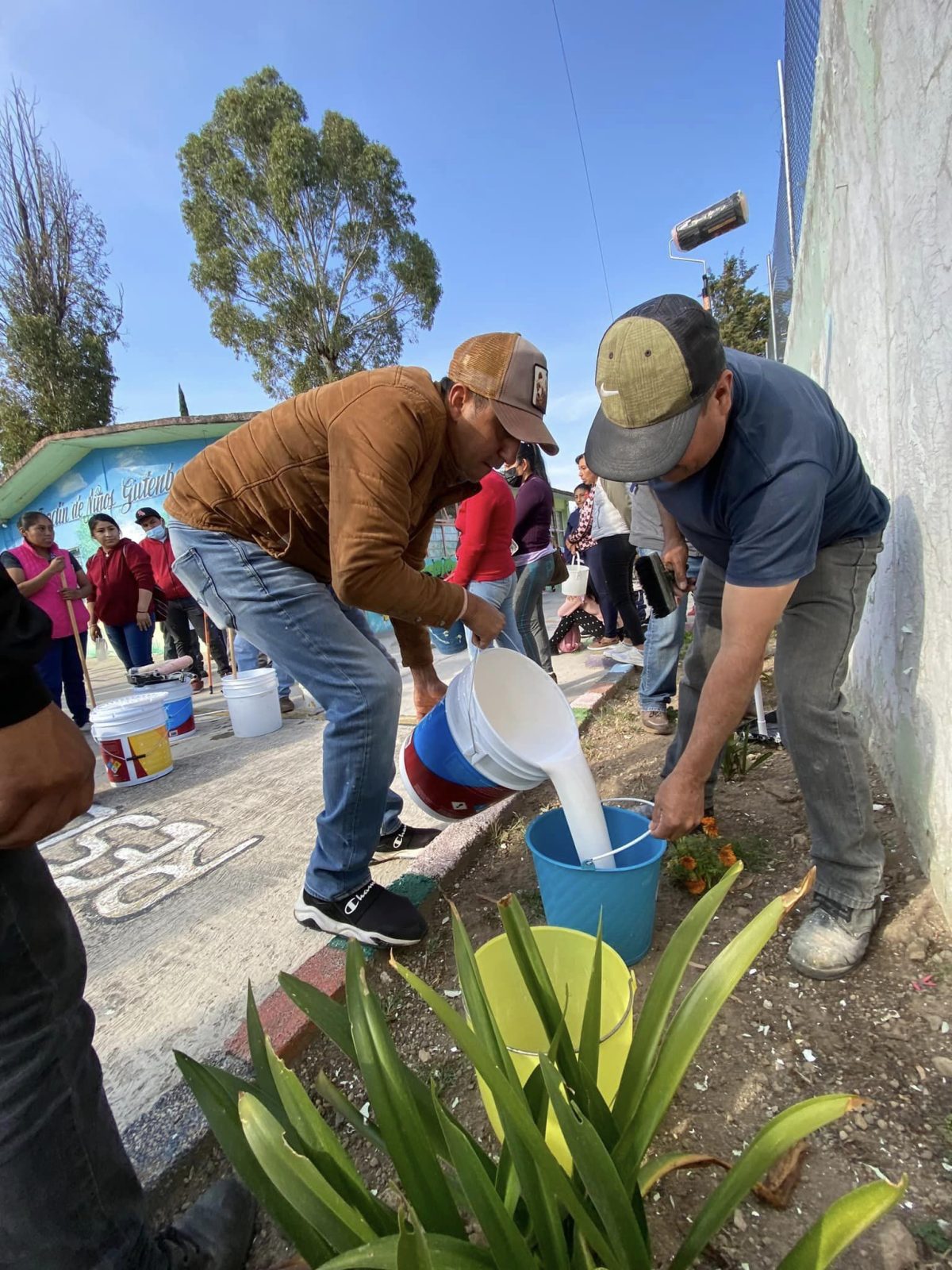 1669314852 722 Realizamos trabajo de pintura en el Jardin de Ninos Gutenberg