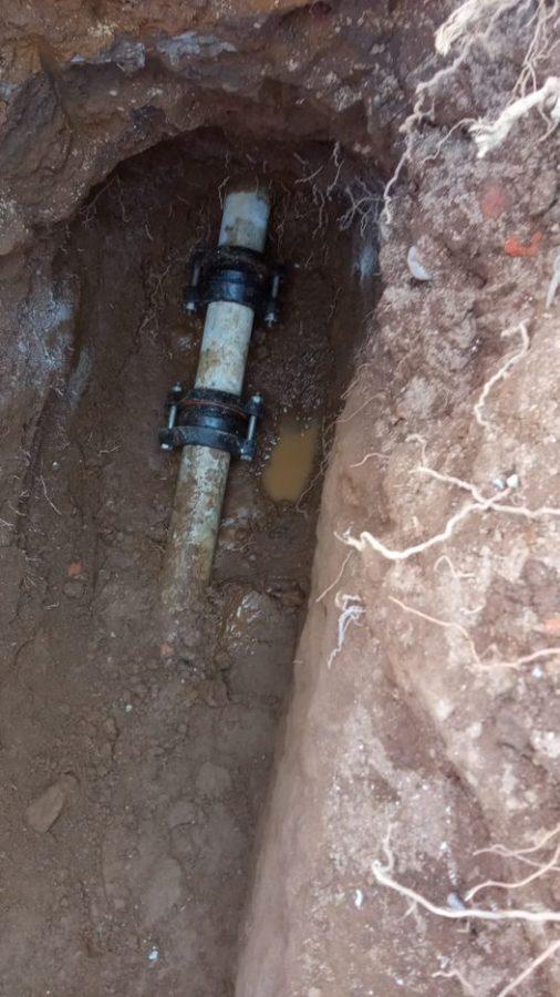 1669404822 Queda reparada la linea de abastecimiento de agua en calle