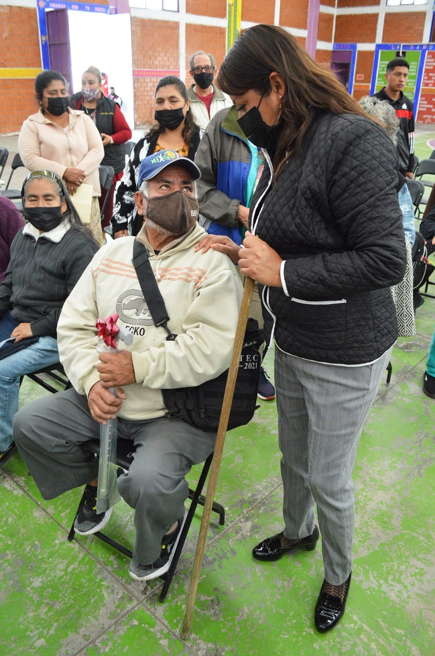 1669762208 246 GOBIERNO MUNICIPAL ENTREGA APARATOS FUNCIONALES A ADULTOS MAYORES Y PERSONAS