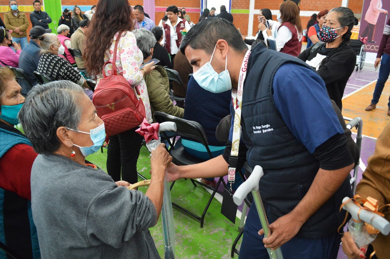 1669762208 566 GOBIERNO MUNICIPAL ENTREGA APARATOS FUNCIONALES A ADULTOS MAYORES Y PERSONAS