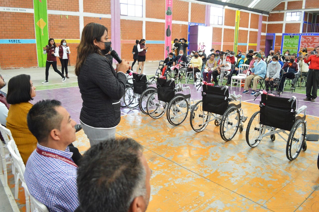 1669762208 645 GOBIERNO MUNICIPAL ENTREGA APARATOS FUNCIONALES A ADULTOS MAYORES Y PERSONAS