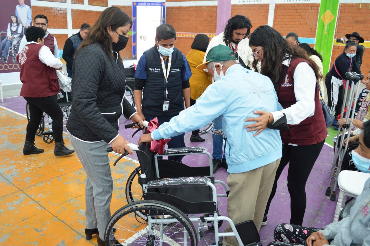 1669762208 813 GOBIERNO MUNICIPAL ENTREGA APARATOS FUNCIONALES A ADULTOS MAYORES Y PERSONAS