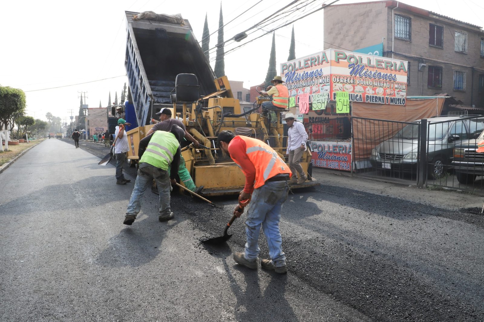 1669762560 En el fraccionamiento Misiones I continuan los trabajos de repavimentacion