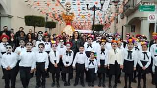 Nuestros amigos y amigas del coro de la Escuela de