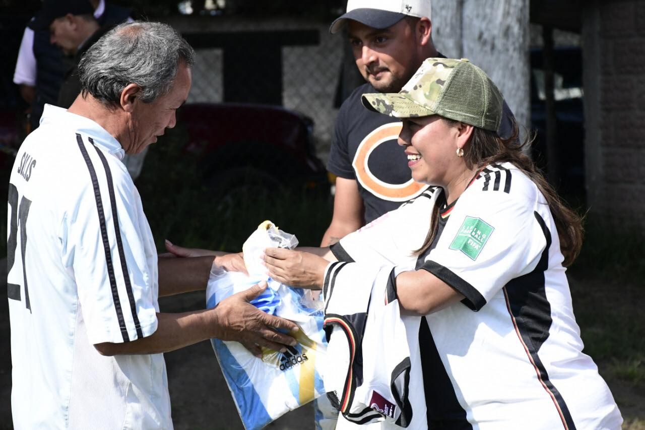 ¡Entregamos uniformes a los veteranos en el juego de la