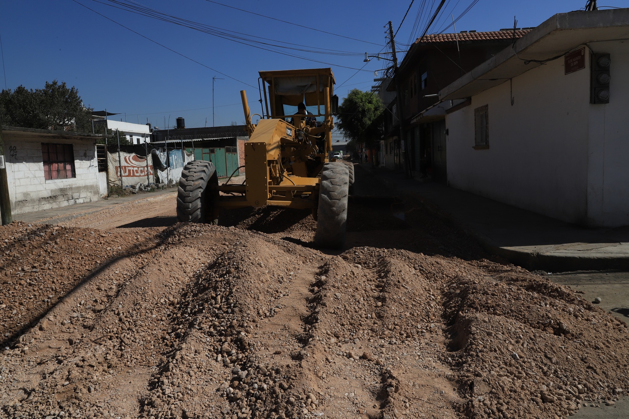 1670362297 880 Continuan los trabajos para la pavimentacion de la calle 8