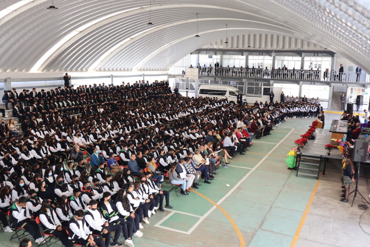 1670367995 383 En compania de padres de familia alumnos y profesores de