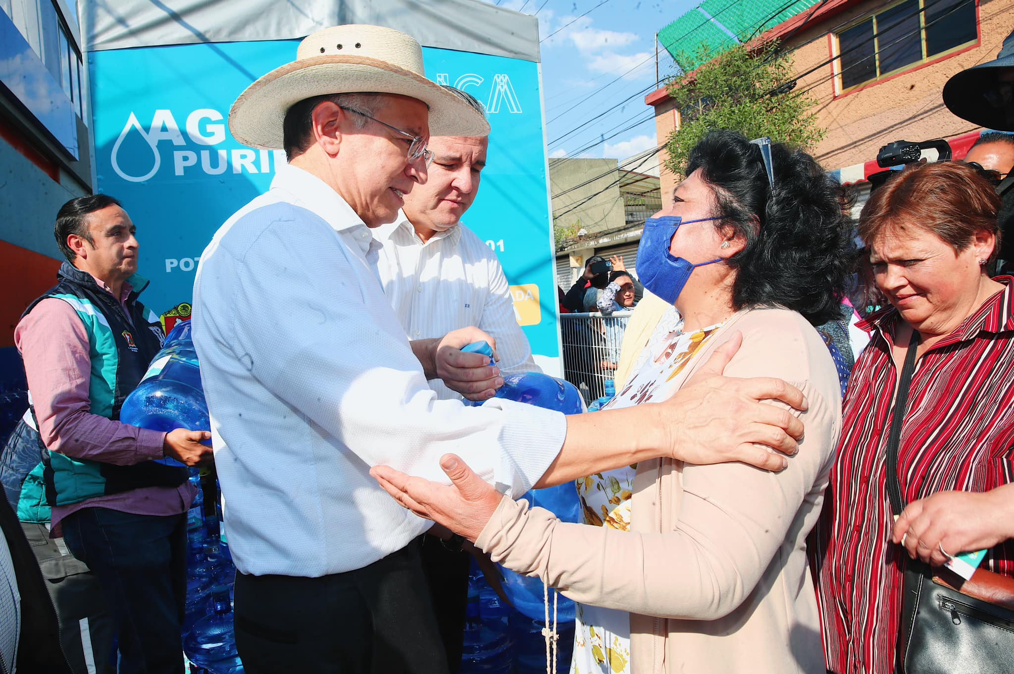 1670425032 200 Nuestro Presidente Municipal Raymundo Martinez Carbajal hizo entrega del certi