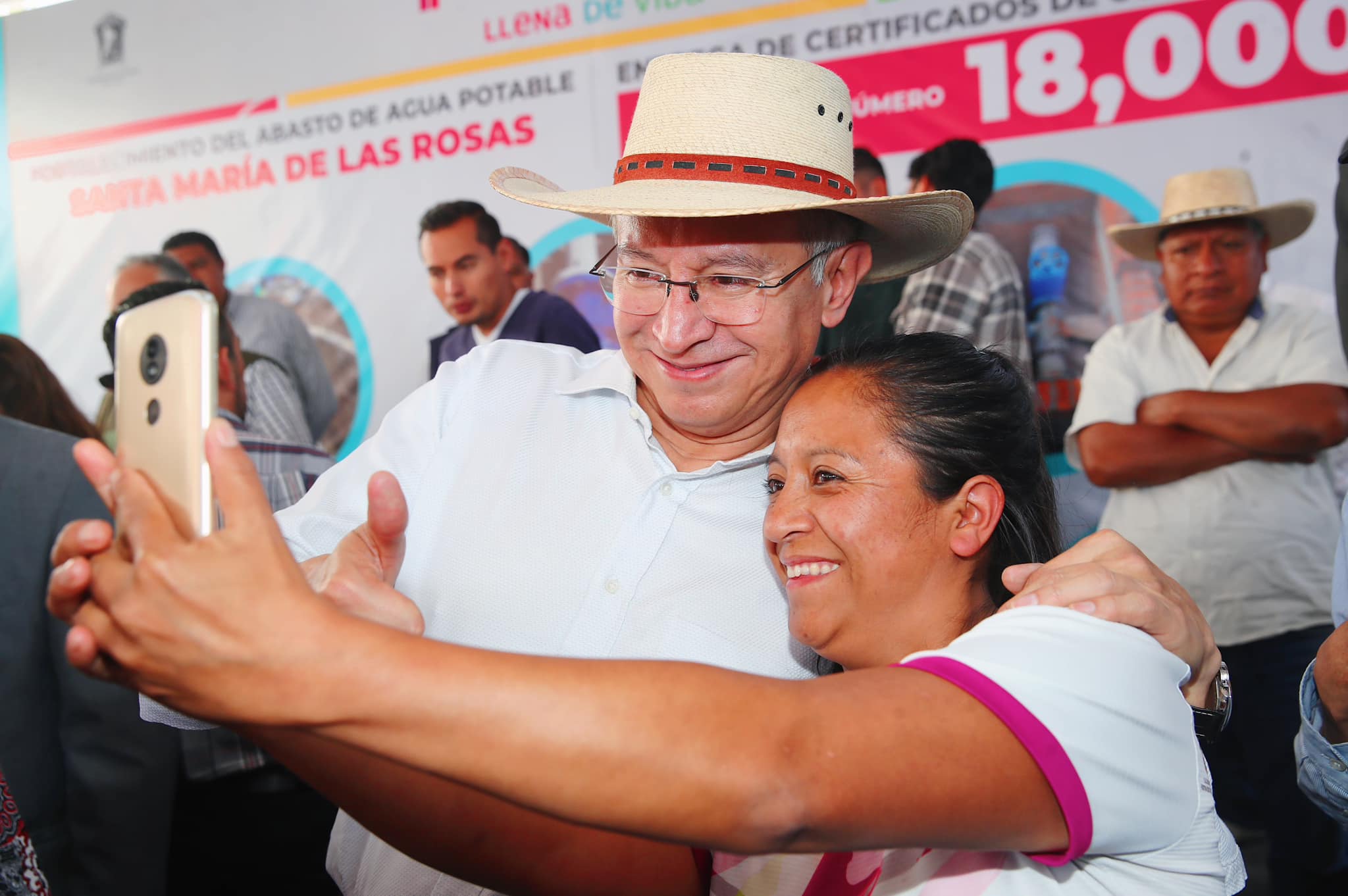 1670425032 689 Nuestro Presidente Municipal Raymundo Martinez Carbajal hizo entrega del certi