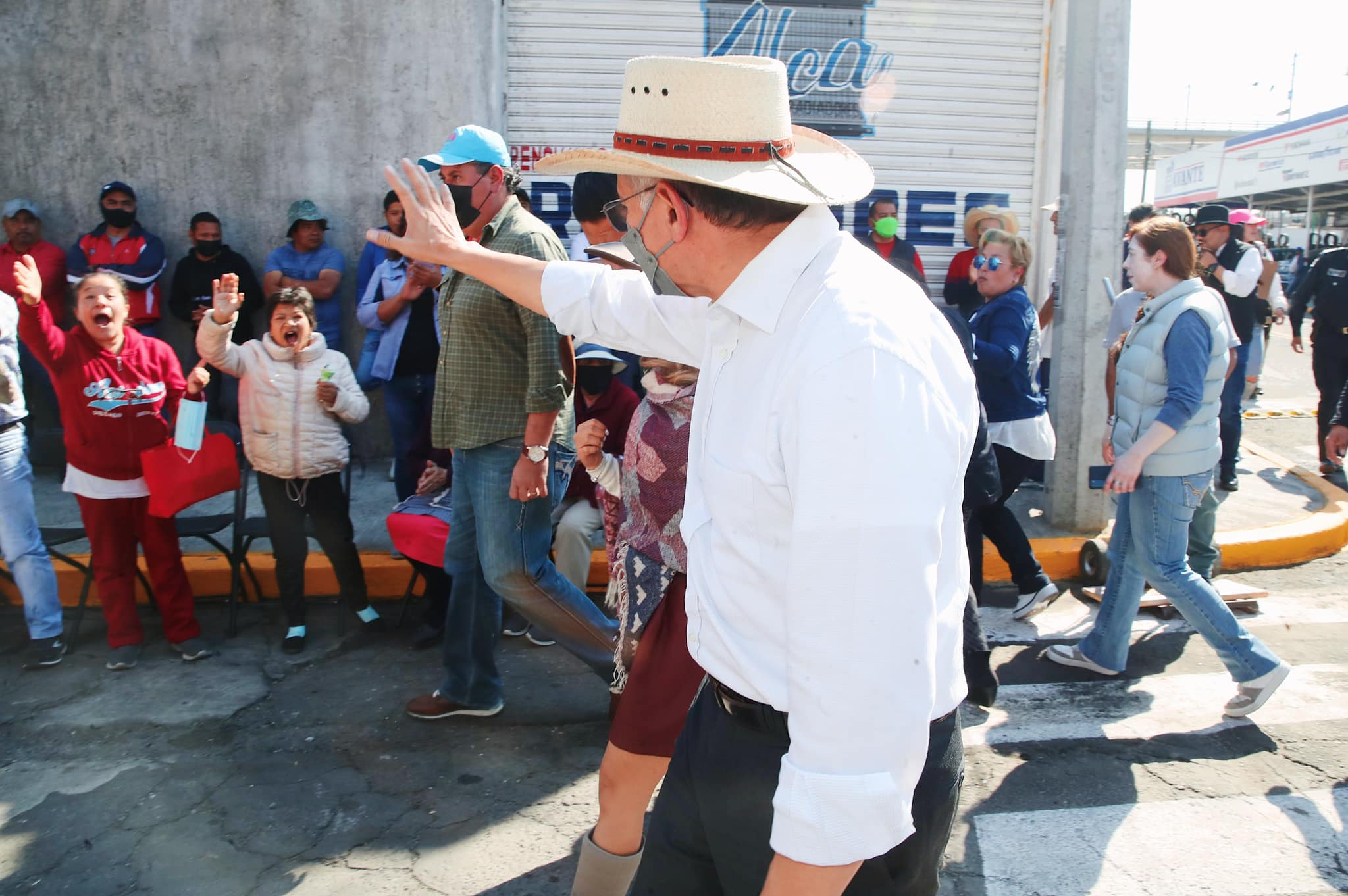 1670425032 921 Nuestro Presidente Municipal Raymundo Martinez Carbajal hizo entrega del certi