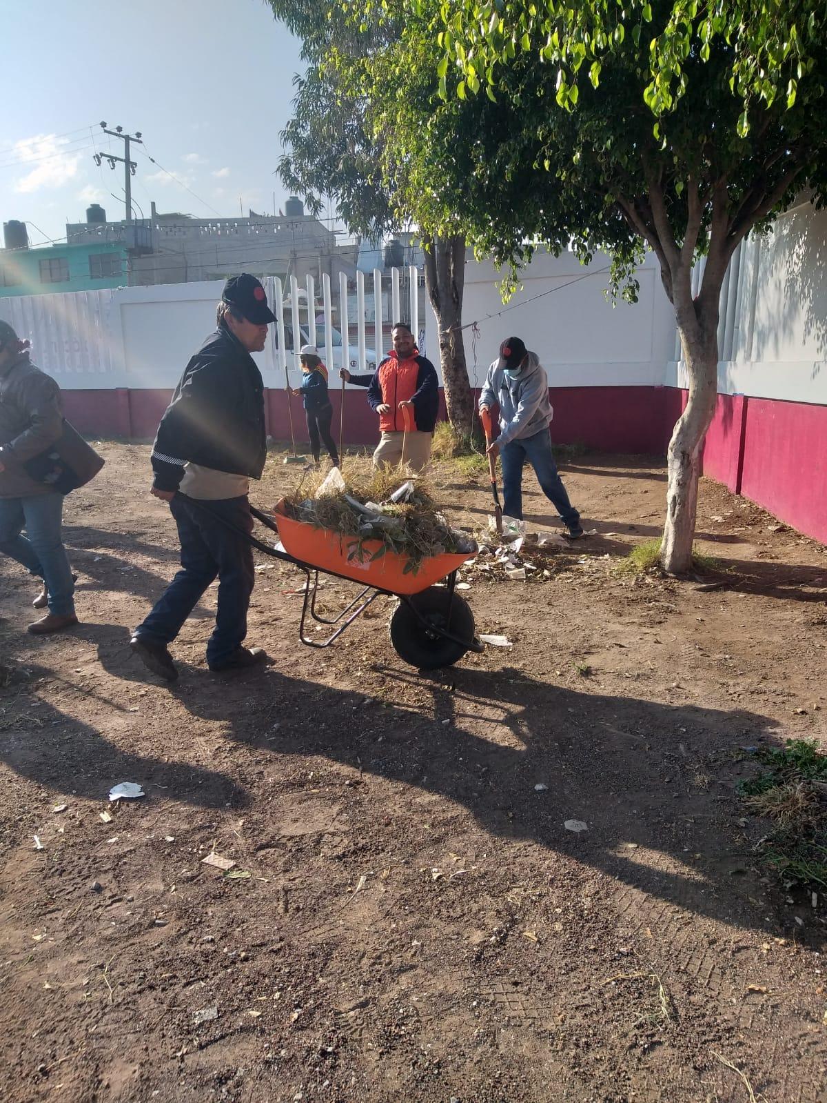 1670761221 987 SERVIDORES PUBLICOS REALIZAN JORNADA DE LIMPIEZA EN EL DEPORTIVO HERREROS