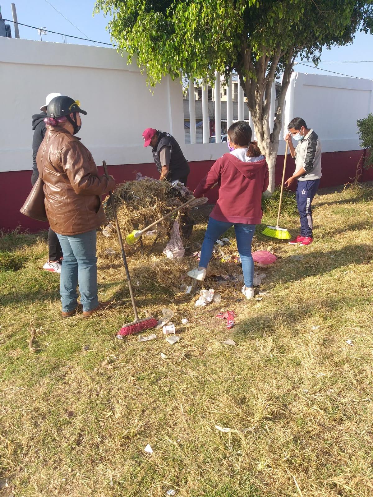 1670761234 SERVIDORES PUBLICOS REALIZAN JORNADA DE LIMPIEZA EN EL DEPORTIVO HERREROS