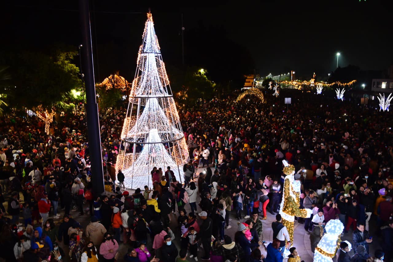 1670787742 362 Asi vivimos el encendido del arbol y las luces navidenas