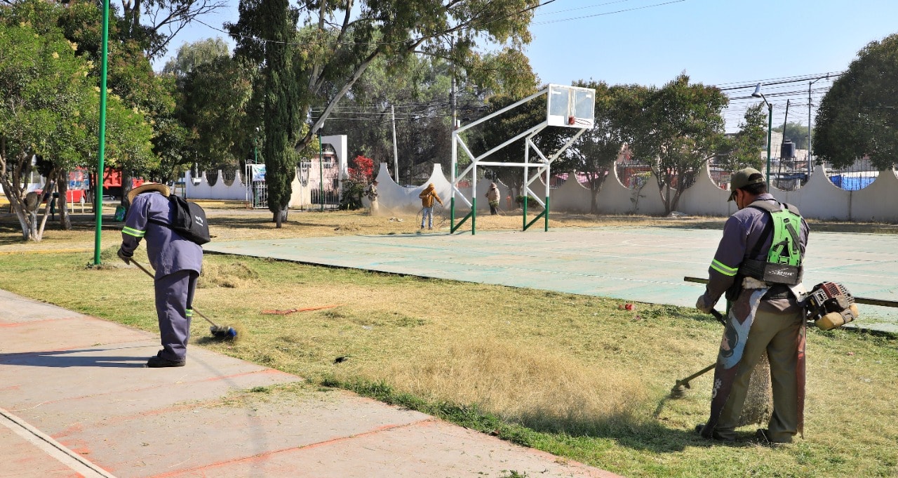 1670975195 789 En el Parque de Villas de Cuautitlan personal de Servicios