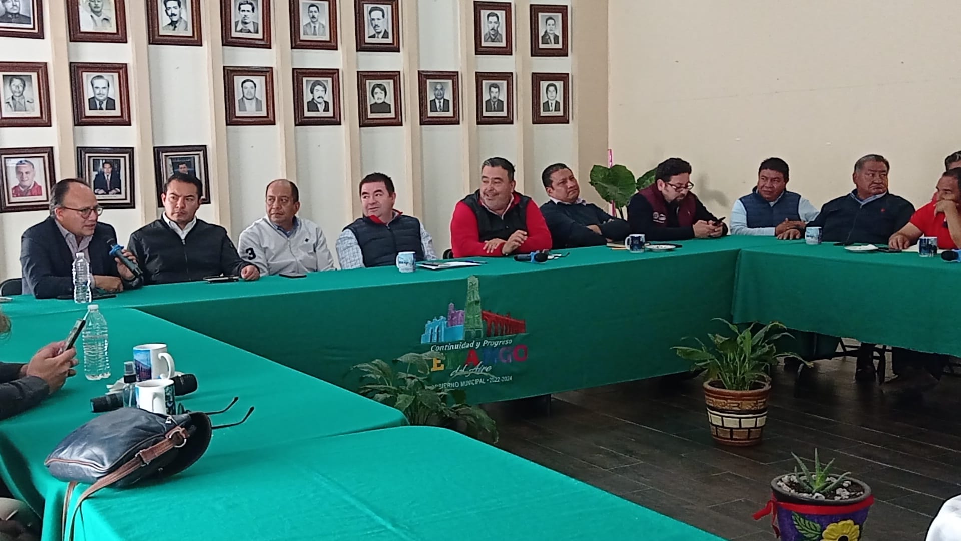 1671113085 626 El Presidente Municipal Arq Roberto Avila Ventura junto con los