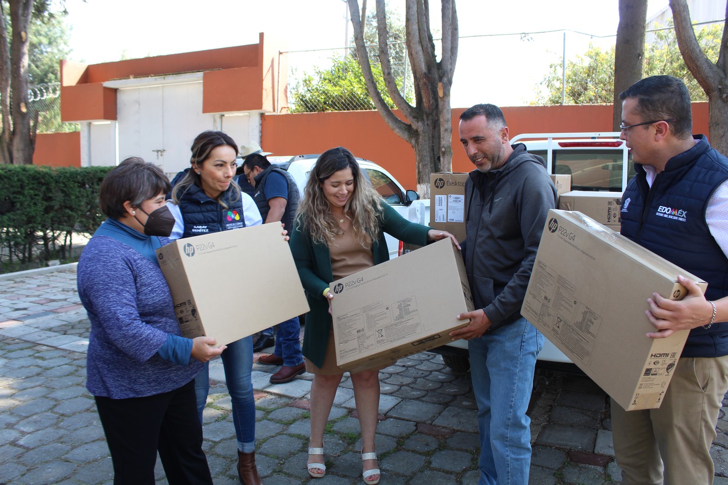 1671128734 334 Con mucho entusiasmo entregamos equipos de computo para la Escuela