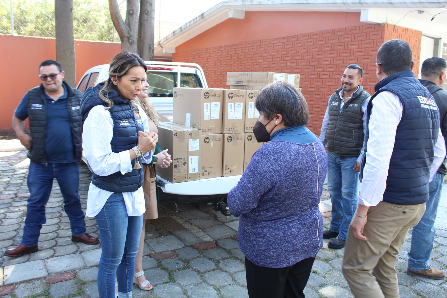 1671128734 788 Con mucho entusiasmo entregamos equipos de computo para la Escuela