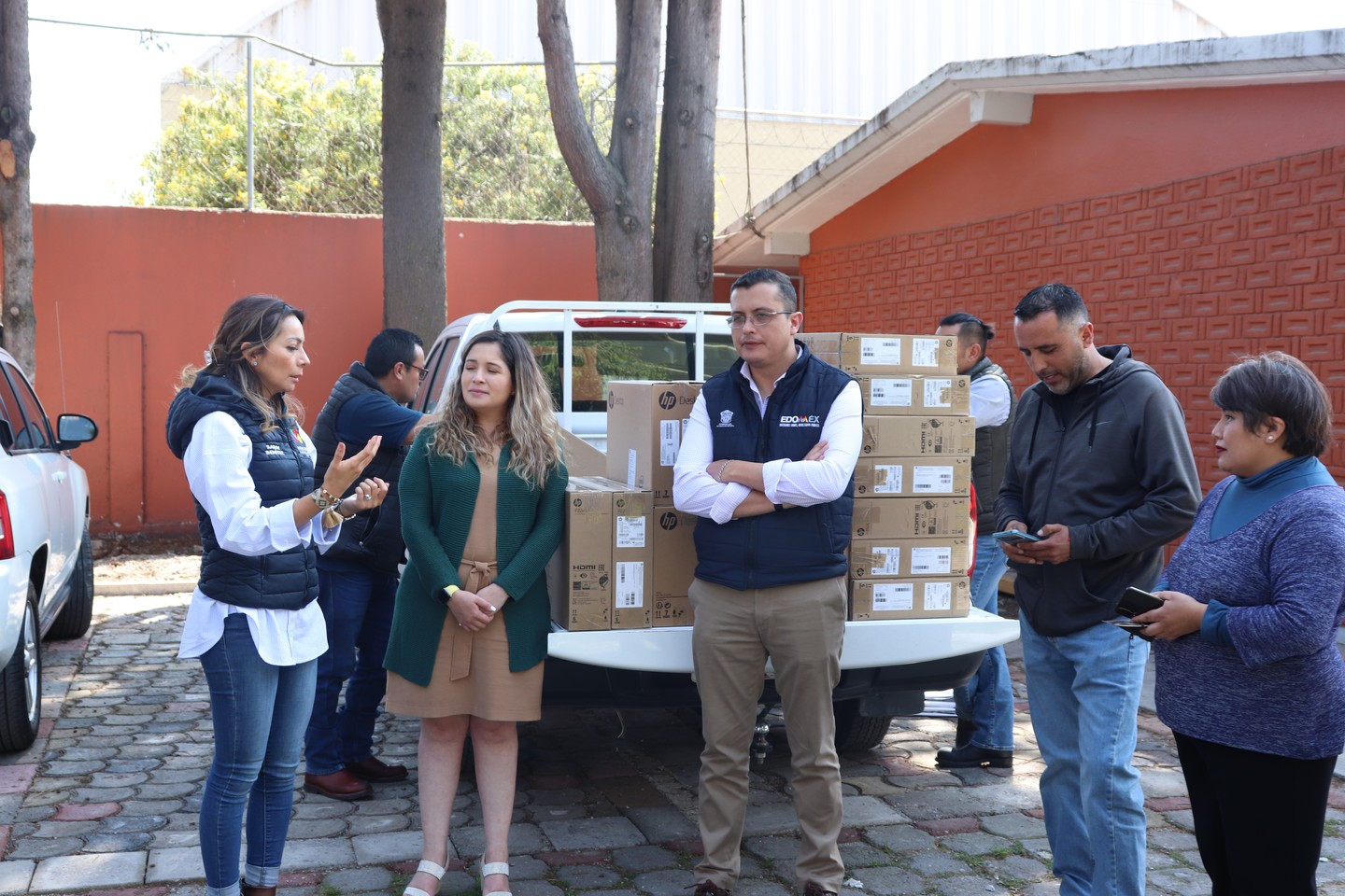 1671128735 592 Con mucho entusiasmo entregamos equipos de computo para la Escuela