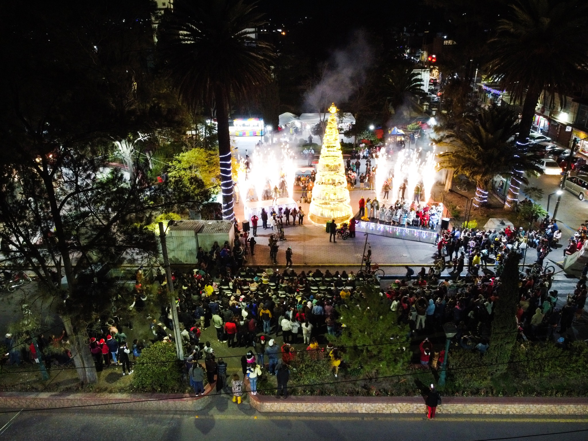 1671131026 369 El dia de ayer encedimos el arbol de navidad junto